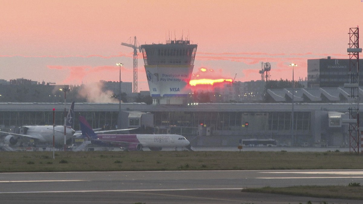 10.09.2025, Polen, Warschau: Dieses Videostandbild zeigt geparkte Flugzeuge auf dem Chopin-Flughafen in Warschau. Am Warschauer Chopin-Flughafen, dem größten Flughafen Polens, können Flugzeuge wieder  ...