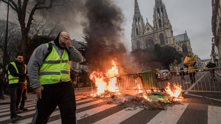 Paris, Gelbwesten demonstrieren Yellow vest Gilets Jaunes anti-government protestors, during a rally in Paris on January 5, 2019, during Act 8 of an anti-government demonstration called by the yellow  ...