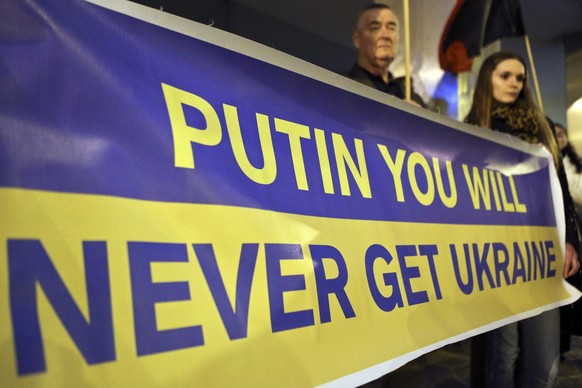 epa04132663 People protest against the Crimea situation near the Russian Embassy in Lisbon, Portugal, 19 March 2014. Ukrainian soldiers gave their country&#039;s navy headquarters in Crimea to pro-Rus ...