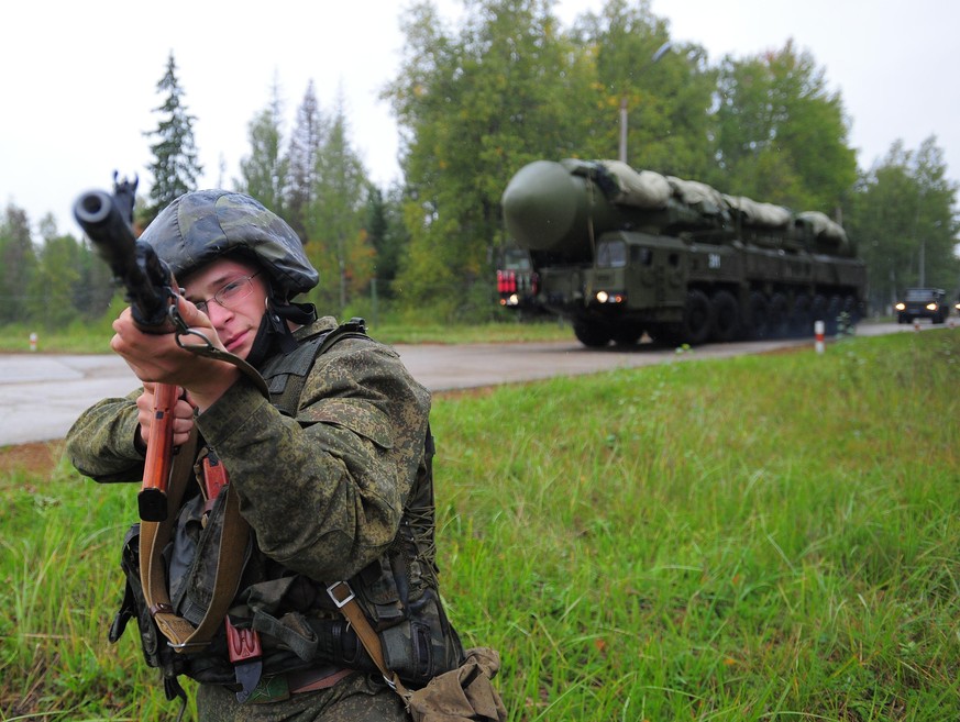 Ein russischer Soldat steht vor der Interkontinentalrakete RS-24.