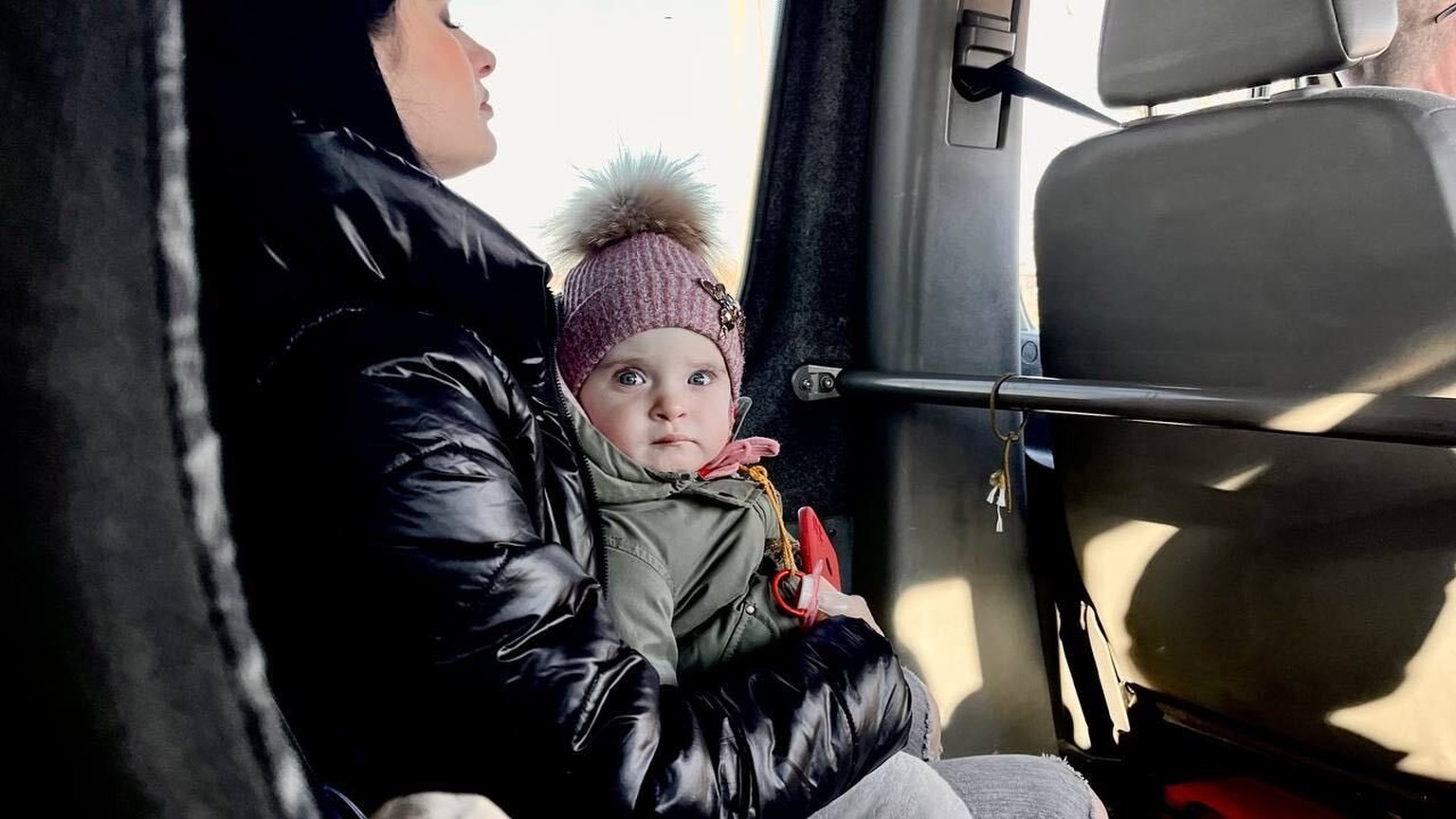 Die 27-jährige Mutter Julia hält ihre einjährige Tochter im Arm, während sie von einer Hilfsorganisation aus dem Donbass evakuiert wird.