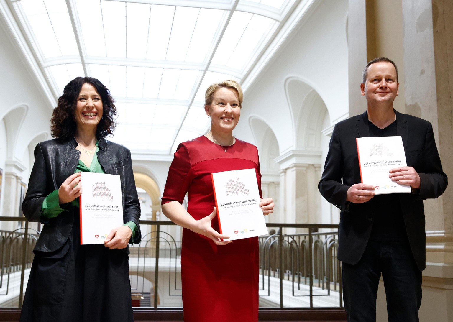 Bettina Jarasch (l-r), Spitzenkandidatin von Bündnis 90/Die Grünen, Franziska Giffey, Landesvorsitzende und Spitzenkandidatin der SPD, und Klaus Lederer, Spitzenkandidat Die Linke, präsentieren im Abg ...