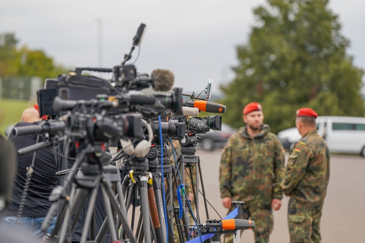 Deutschland, Europa, Bundeswehr, Soldaten, Pressekonferenz, Medien, Kamerateams, Sicherheitspolitik, Verteidigung, Militär, Pressefreiheit, Journalismus, Sicherheit, NATO, Bundeswehruniform, Truppenin ...
