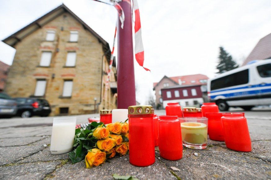 Am Tag nach den tödlichen Schüsse in Rot am See auf 6 Menschen liegen Blumen und Kerzen vor dem Tatort..