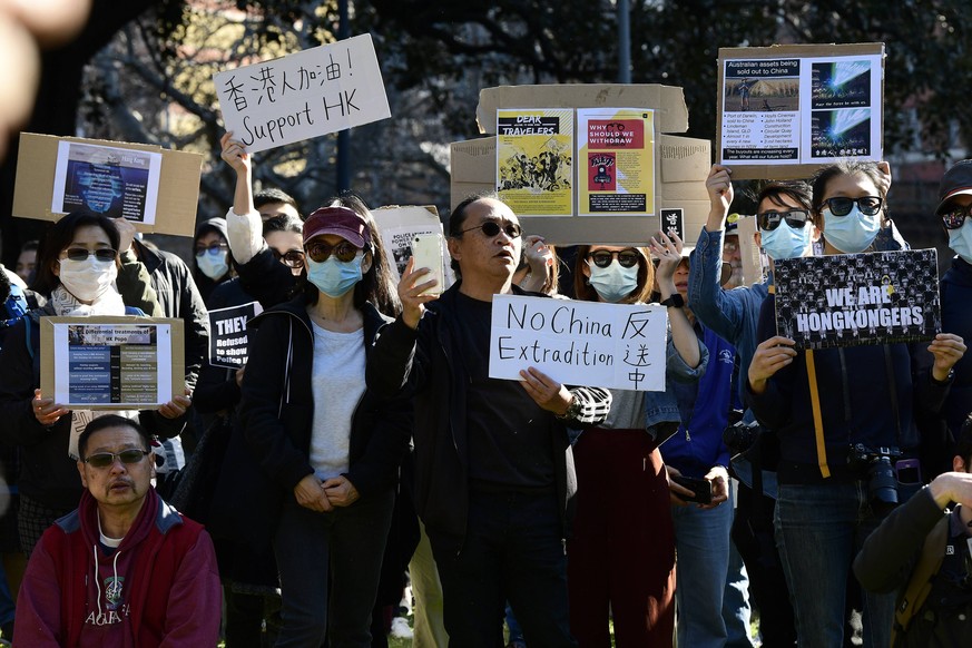 HONG KONG PROTEST SYDNEY, Pro-democracy Hong Kong supporters hold placards during a demonstration in Sydney, Sunday, August 18, 2019. ( !ACHTUNG: NUR REDAKTIONELLE NUTZUNG, KEINE ARCHIVIERUNG UND KEIN ...