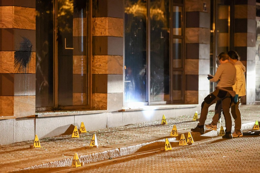 04.09.2020, Sachsen, Leipzig: Polizeibeamte sichern Spuren, nachdem während einer linken Demonstration ein Polizeiposten in Connewitz angegriffen wurde. Die Proteste richteten sich gegen die Räumung e ...