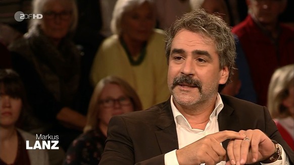 Deniz Yücel zeigt auf den Ring an seinem Finger: "Ich habe meine Frau Dilek im romantischen Ambiente eines Hochsicherheitsgefängnisses in der Türkei geheiratet."