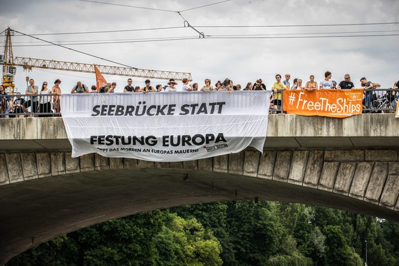 Banner action at the Reichenbach bridge above the Isar reading &quot; Seebruecke statt Festung Europa &quot; - &quot; Sea bridge instead f Fortress Europe &quot; during a demonstration in support of S ...