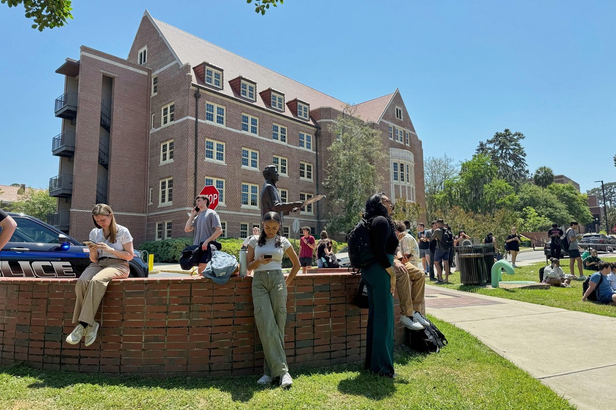 17.04.2025, USA, Tallahassee: Studenten der Florida State University warten auf dem Campus der Schule in Tallahassee, Florida, auf Nachrichten, nachdem zuvor Schüsse gefallen waren. Foto: Kate Payne/A ...
