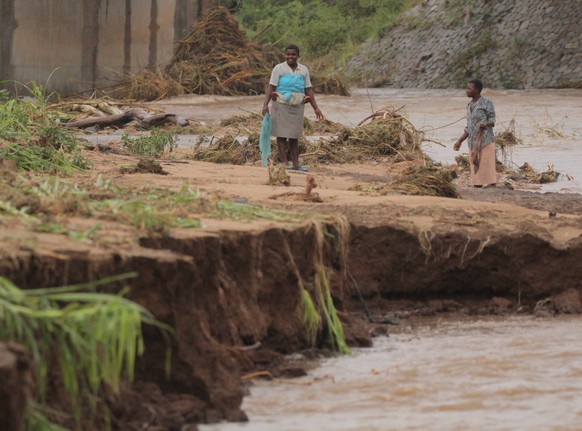 (190317) -- CHIMANIMANI (ZIMBABWE), March 17, 2019 -- Farmers check their crop after the area was hit by cyclone Idai in Chimanimani, Manicaland Province, Zimbabwe, March 17, 2019. At least 31 people  ...