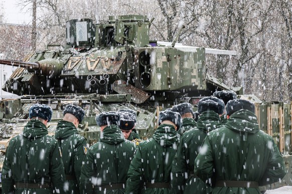 03.11.2024, Russland, St. Petersburg: Russische Soldaten stehen bei starkem Schneefall vor einem Kampfpanzer M1 Abrams aus US-amerikanischer Produktion, der nach russischen Angaben von russischen Trup ...