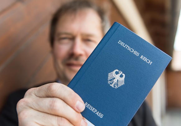 Reichsbürger Joachim Widera posiert am 06.06.2016 in Rheinfelden (Baden-Württemberg) mit seinem &quot;Deutsches Reich Reisepass&quot; für den Fotografen. Er erkennt die Bundesrepublik Deutschland mits ...