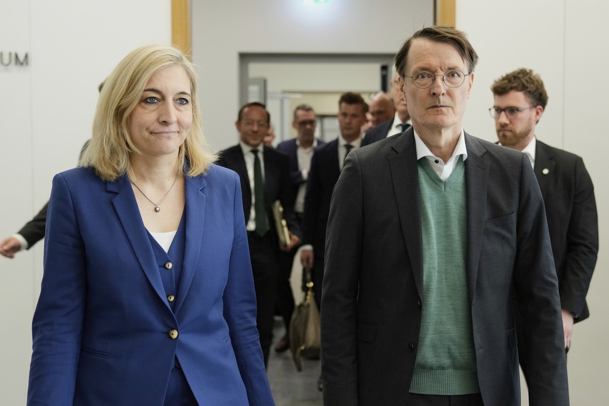 ARCHIV - 07.05.2025, Berlin: Karl Lauterbach (r, SPD), scheidender Bundesgesundheitsminister, und Nina Warken (CDU), neue Bundesministerin für Gesundheit, nehmen an einer Übergabezeremonie im Bundesmi ...
