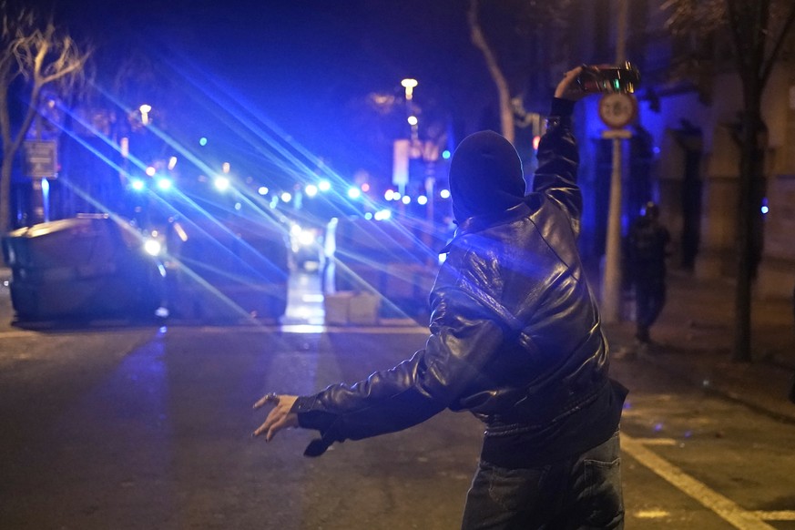 Barcelona: Die fünfte Nacht in Folge gab es Proteste wegen der Verhaftung des Rappers Pablo Hasél – der Vorwurf gegen ihn: Er habe das Königshaus beleidigt.