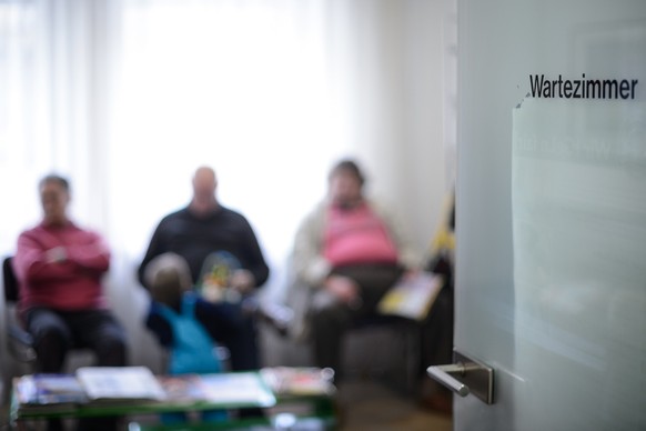 ARCHIV - 09.03.2018, Baden-W�rttemberg, Stuttgart: Patienten warten im Wartezimmer einer Arztpraxis. (zu dpa: �Neuer Vorschlag: Preis-Wettbewerb beim Arzt�) Foto: Sina Schuldt/dpa +++ dpa-Bildfunk +++