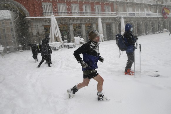 Kälteresistent: ein joggender Madrider auf der Plaza Mayor.