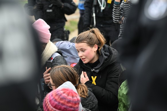 12.01.2023, Nordrhein-Westfalen, Erkelenz: Die Polizei kesselt Demonstranten ein. Die Demonstranten hatten versucht am zweiten Tag der R�umung durch die Polizei �ber �cker zum besetzten Braunkohleort  ...