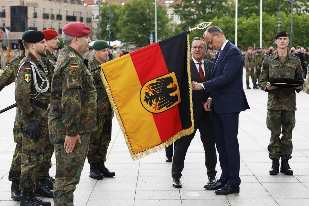22.05.2025, Litauen, Vilnius: Bundeskanzler Friedrich Merz (CDU, 2.v.r.) und Boris Pistorius (SPD, 3.v.r.), Verteidigungsminister, nehmen am Aufstellungsappell der Panzerbrigade 45 teil. Die Panzerbri ...