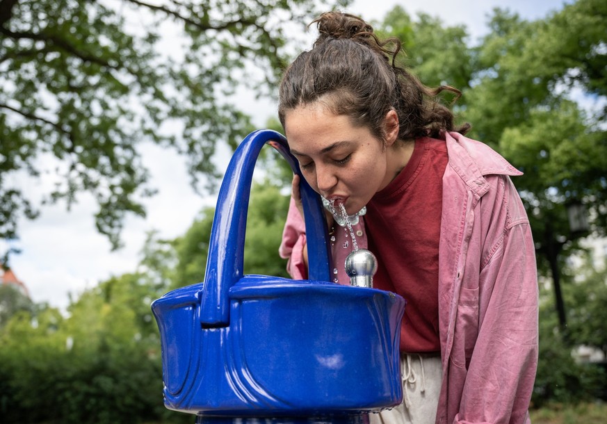 20.07.2023, Berlin: Mina B¸ker trinkt aus dem neuen Brunnen. Im Lietzenseepark wurde der 222. Trinkbrunnen eingeweiht. Foto: Hannes Albert/dpa +++ dpa-Bildfunk +++