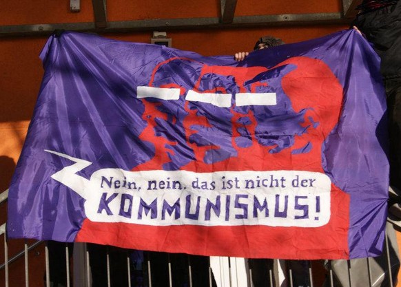 Eine linke Gruppe protestiert gegen Diktatoren-Verherrlichung auf der Luxemburg-Liebknecht-Demonstration in Berlin 2012.