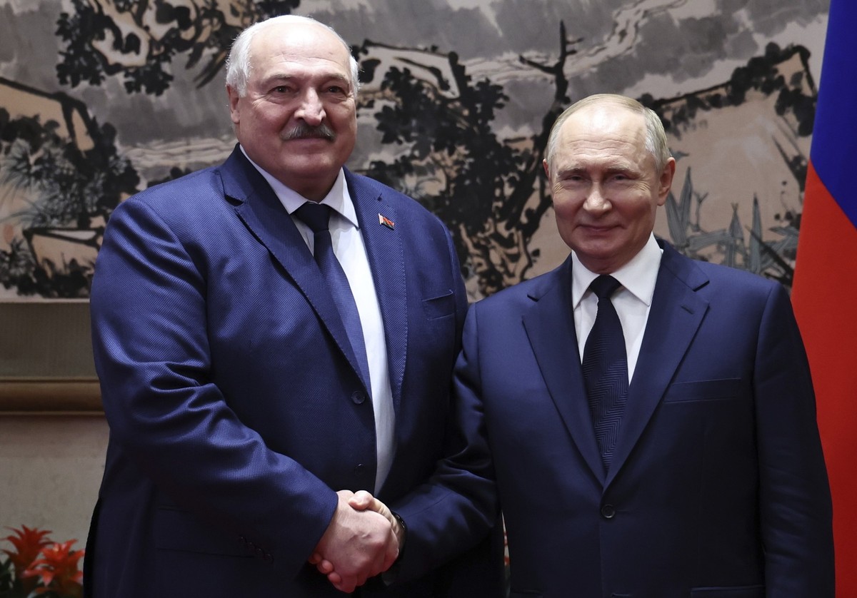 02.09.2025, China, Peking: Der russische Präsident Wladimir Putin (r) und der belarussische Präsident Alexander Lukaschenko posieren für ein Foto während ihres Treffens im Staatlichen Gästehaus Diaoyu ...