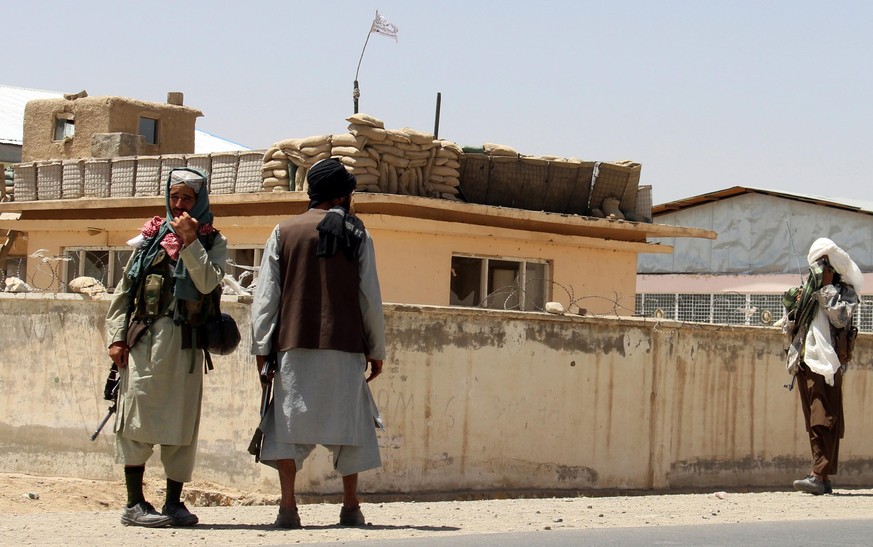 Taliban-Kämpfer halten Wache in der Stadt Ghazni südwestlich von Kabul.