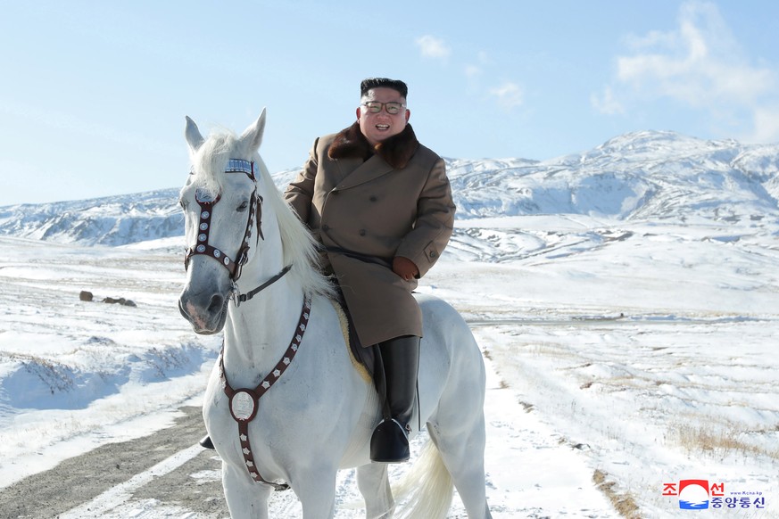 North Korean leader Kim Jong Un rides a horse during snowfall in Mount Paektu in this image released by North Korea&#039;s Korean Central News Agency (KCNA) on October 16, 2019. KCNA via REUTERS ATTEN ...