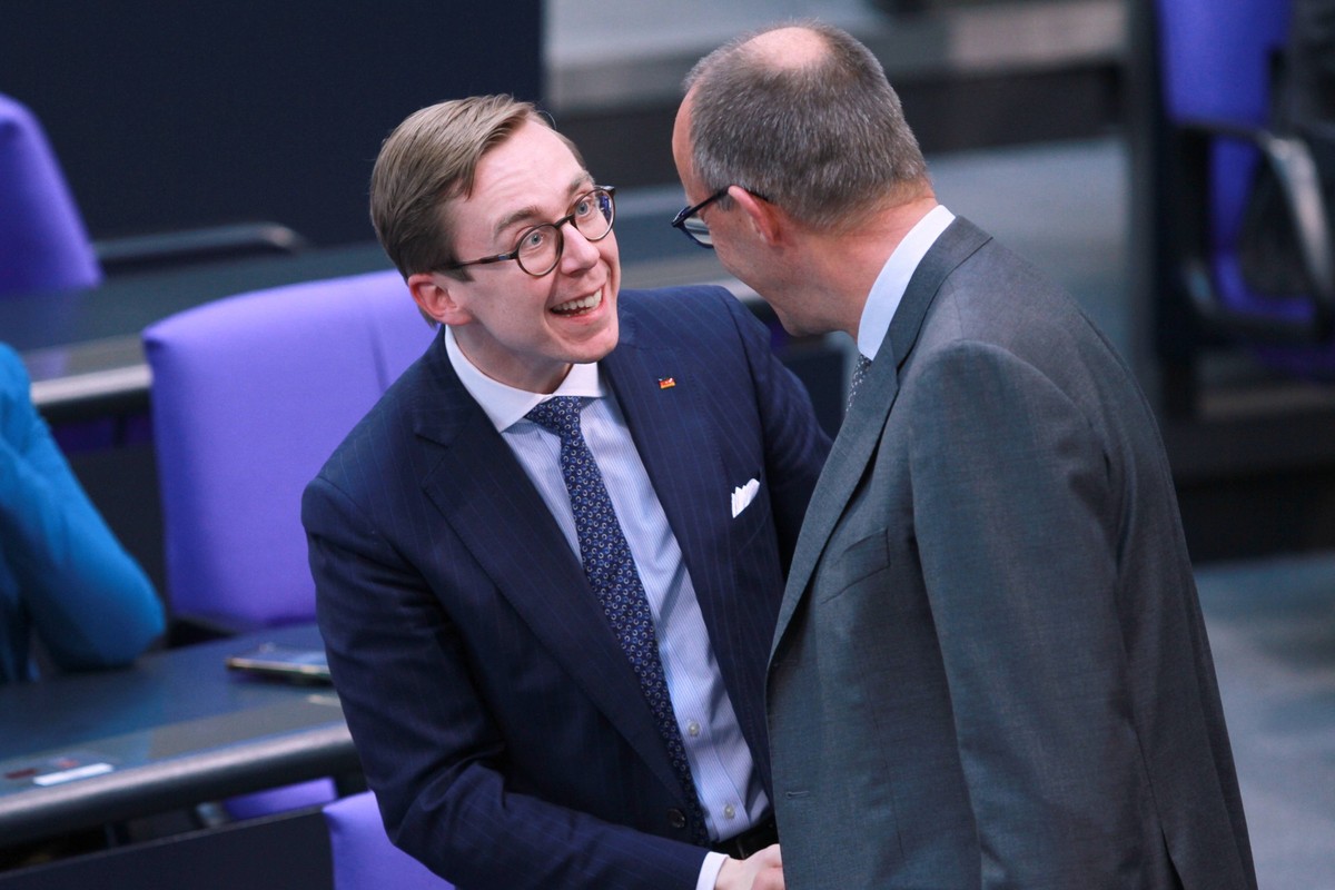 News Themen der Woche KW17 News Bilder des Tages Berlin, Deutschland, 25.04.2024: Deutscher Bundestag: 166. Bundestagssitzung: Philipp Amthor und Friedrich Merz, beide CDU, im Gespräch *** Berlin, Ger ...