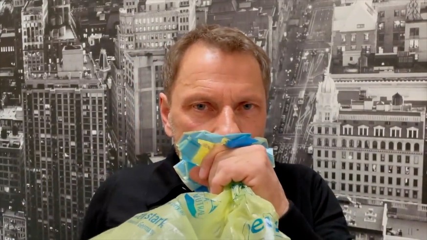 Schauspieler Richy Müller beim Atmen in eine Tüte für sein Video zur Aktion #allesdichtmachen. 