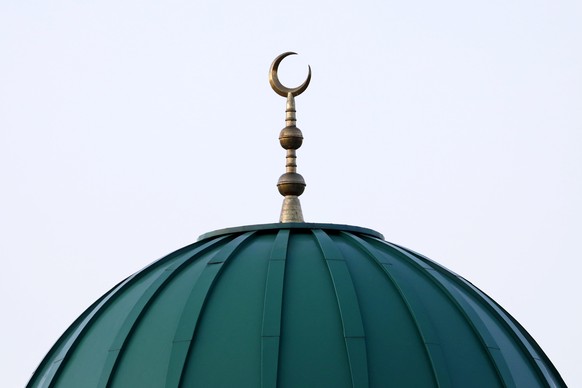 Ein Halbmond krönt das Dach der Al-Muhajirin Moschee in Bonn. Die Hilal (Mondsichel) ist ein arabischer Begriff für die Sichel des zunehmenden Mondes und heute eines der bedeutendsten muslimischen Emb ...