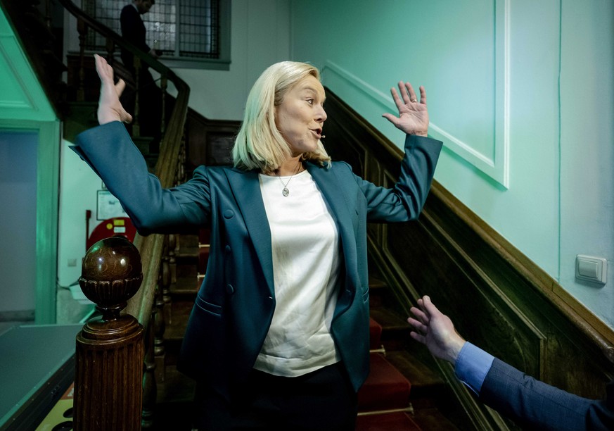 17.03.2021, Niederlande, Den Haag: Sigrid Kaag, Parteivorsitzende der D66 und Spitzenkandidatin ihrer Partei, reagiert. Der niederl