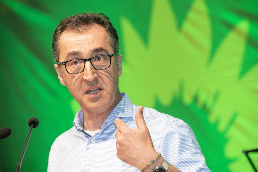 Cem Özdemir, Die GRÜNEN, Rede im Bierzelt der Truderinger Festwoche, bayerisches Volksfest, München, 14. Mai 2023 Deutschland, München, 14. Mai 2023, Cem Özdemir, Die Grünen, Bundeslandwirtschaftsmini ...