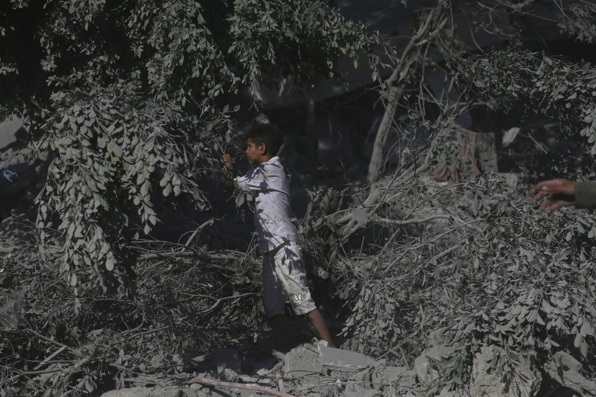 13.09.2025, Palästinensische Gebiete, Stadt Gaza: Ein Junge steht in den Trümmern nach einem israelischen Militärschlag auf ein Gebäude in Stadt Gaza. Foto: Yousef Al Zanoun/AP/dpa +++ dpa-Bildfunk ++ ...