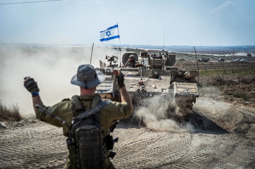 dpatopbilder - 14.10.2023, Israel, Sderot: Israelische Kampffahrzeuge und Panzer sind in der Nähe der Grenze zwischen Israel und Gaza im Einsatz. Foto: Ilia Yefimovich/dpa +++ dpa-Bildfunk +++