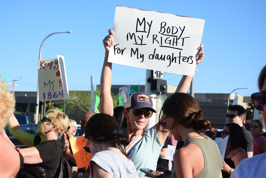 ARCHIV - 14.04.2024, USA, Scottsdale: Eine Demonstrantin h