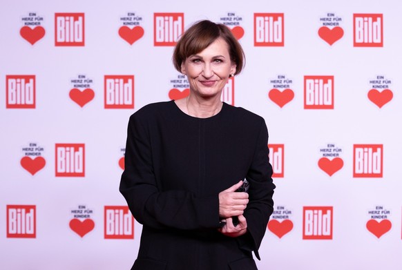 07.12.2024, Berlin: Bettina Stark-Watzinger (FDP) kommt zur Spendengala &quot;Ein Herz f�r Kinder&quot; auf dem Roten Teppich an. Die TV-Gala wird vom ZDF vom Studiogel�nde in Berlin-Adlershof �bertra ...