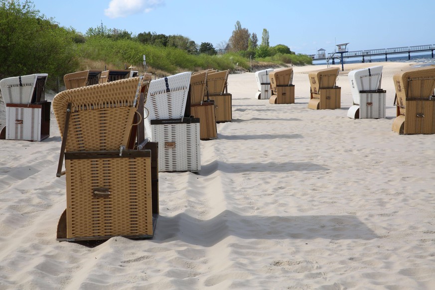 Blick am Sonntag 03.05.2020 in Heringsdorf Landkreis Vorpommern Greifswald Insel Usedom auf den leeren Strand. Die Urlaubsregionen des Landes Mecklenburg Vorpommern sind infolge von Covid-19 f