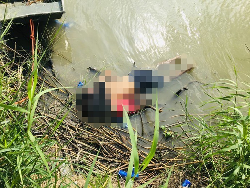 EDS NOTE: GRAPHIC CONTENT - The bodies of Salvadoran migrant Oscar Alberto Martínez Ramírez and his nearly 2-year-old daughter Valeria lie on the bank of the Rio Grande in Matamoros, Mexico, Monday, J ...