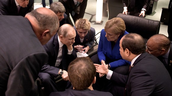 Putin im Gespräch mit Merkel.
