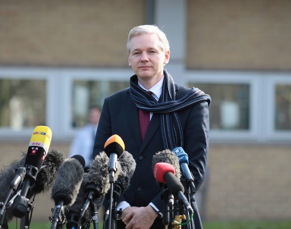 Bildnummer: 54950331 Datum: 24.02.2011 Copyright: imago/UPI Photo
Wikileaks founder Julian Assange speaks to the media after appearing at Belmarsh Magistrates court in Woolwich, London on February 24 ...