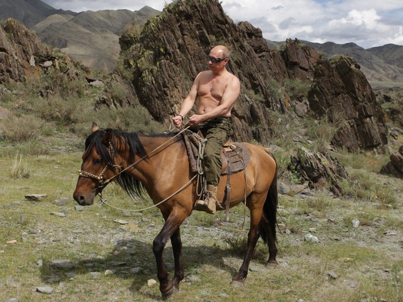 A picture made available on 04 August shows Russian Prime Minister Vladimir Putin riding a horse during the vacation in the Republic of Tyva, Russia, 03 August 2009. EPA/ALEXEY DRUZHINYN RIA NOVOSTI / ...