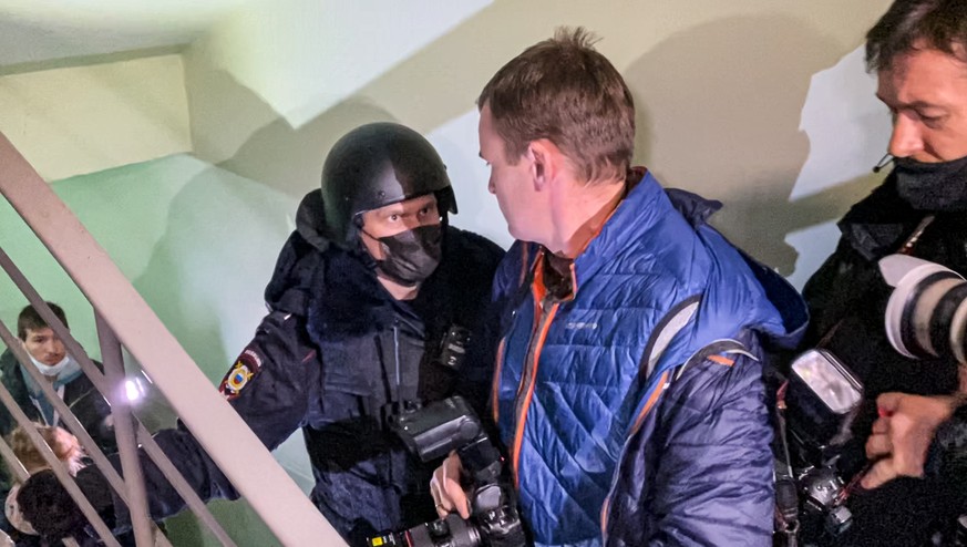 dpatopbilder - 27.01.2021, Russland, Moskau: Ein Polizist sthet vor Fotografen von einer T