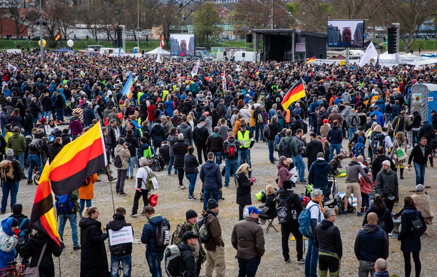 Reichsbürger-Fahnen (umgedrehte Deutschland-Flaggen) bei einer Querdenker-Demonstration in Stuttgart.