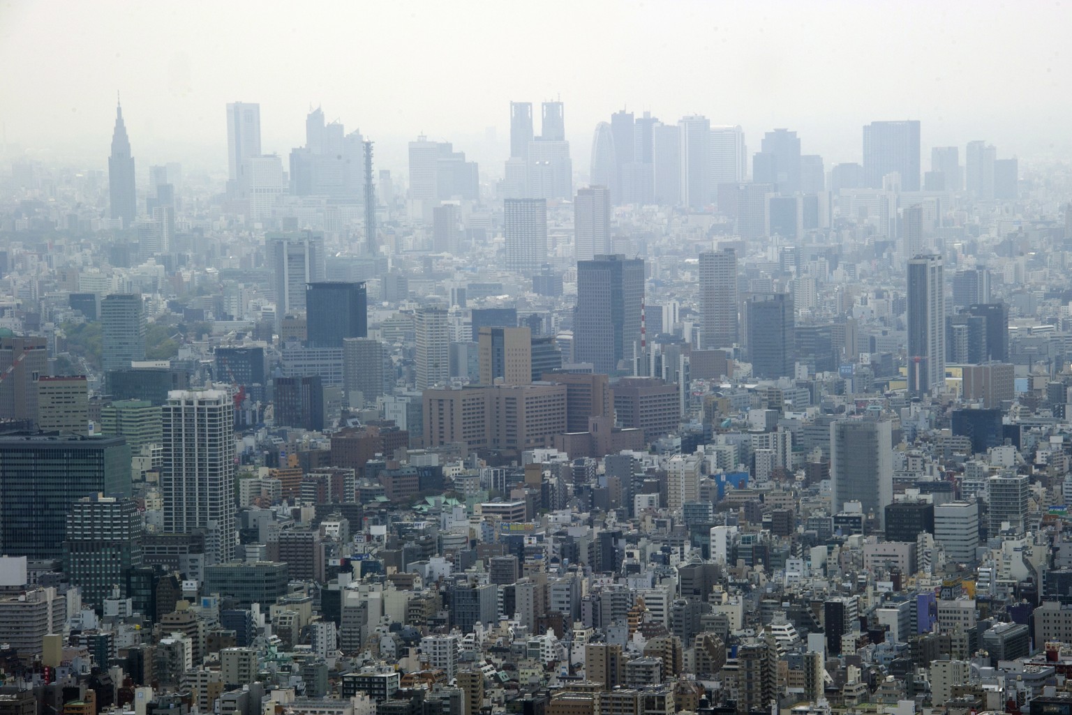 epa03185706 View of Tokyo&#039;s Shinjuku district skyline from the top of Tokyo Sky Tree, the world&#039;s tallest self-standing structure, in downtown Tokyo, Japan, 17 April 2012. Tokyo Sky Tree is  ...