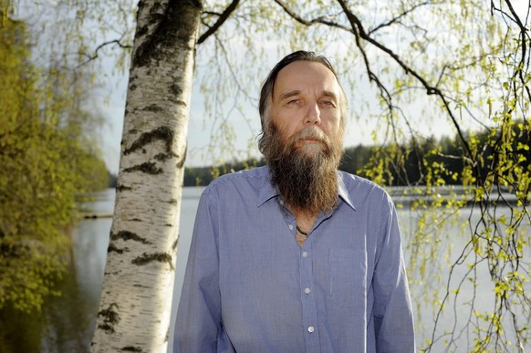 ARCHIV - 18.05.2014, Finnland, Vihti: Der russische Ideologe Alexander Dugin, Politikwissenschaftler und ehemaliger Professor an der Staatlichen Universit�t Moskau, steht im Nuuksio-Nationalpark, nach ...