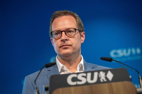 19.06.2023, Bayern, München: Martin Huber (l), CSU-Generalsekretär, nimmt nach einer Sitzung des CSU-Vorstand in der Parteizentrale an der abschließenden Pressekonferenz teil. Thema waren unter andrem ...