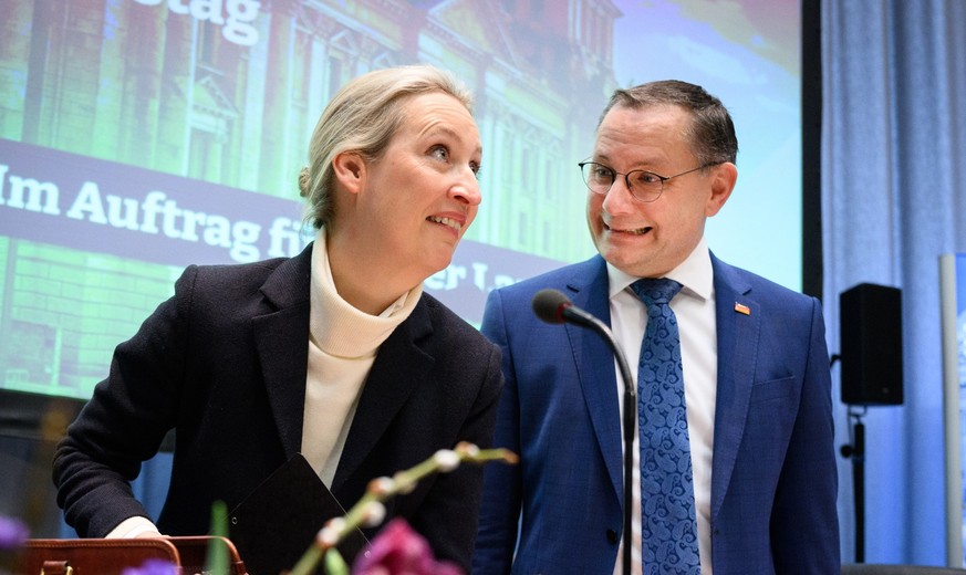 25.02.2025, Berlin: Alice Weidel (l), Bundesvorsitzende der AfD, und Tino Chrupalla, Bundesvorsitzender der AfD, stehen zu Beginn der konstituierenden Sitzung der AfD-Fraktion im Deutschen Bundestag.  ...