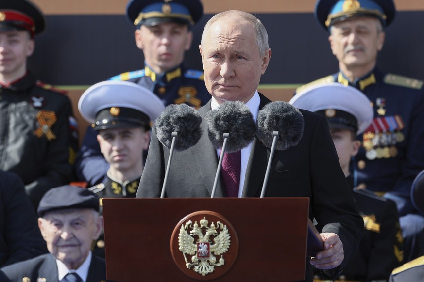 09.05.2023, Russland, Moskau: Der russische Präsident Wladimir Putin hält eine Rede während der Militärparade zum Tag des Sieges anlässlich des 78. Jahrestages des Endes des Zweiten Weltkrieges auf de ...