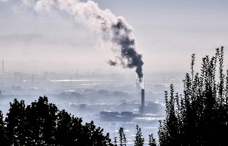ARCHIV - 15.10.2021, Frankreich, Lyon: Rauch steigt aus einer Fabrik im S