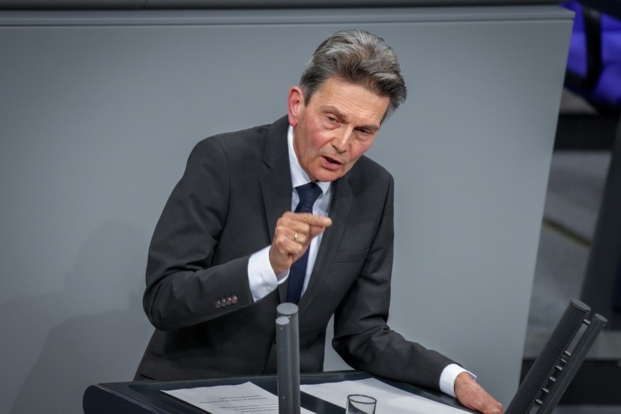 13.11.2024, Berlin: Rolf Mützenich, Vorsitzender der SPD-Bundestagsfraktion, spricht während der Debatte nach der Regierungserklärung des Bundeskanzlers im Plenum des Bundestags. Themen sind u.a. das  ...